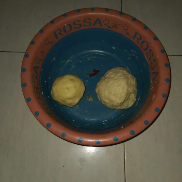 Campur masing-masing bahan kulit A dan B di wadah yang terpisah. Uleni adonan A dan B masing-masing hingga kalis lalu bulatkan. Diamkan selama 30 menit, boleh di wadah yang sama.