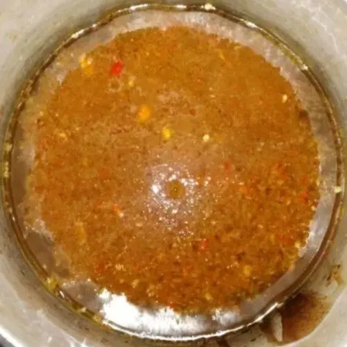 Masak hingga mendidih beri garam, gula pasir dan asam jawa.
