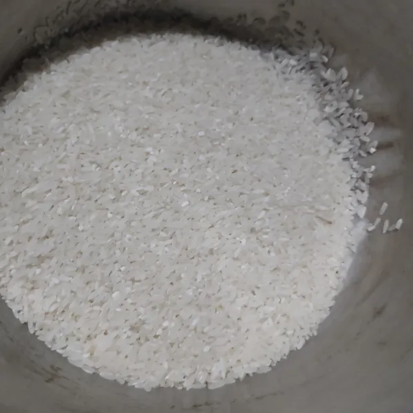 Cuci bersih beras hingga airnya bening lalu tiriskan.