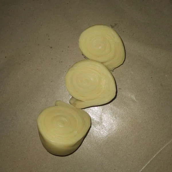 Bagi adonan menjadi 3 bagian. Ulangi hal yang sama pada adonan sisa lainnya.