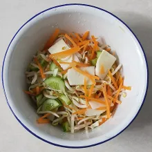 Aduk semua bahan sayur.