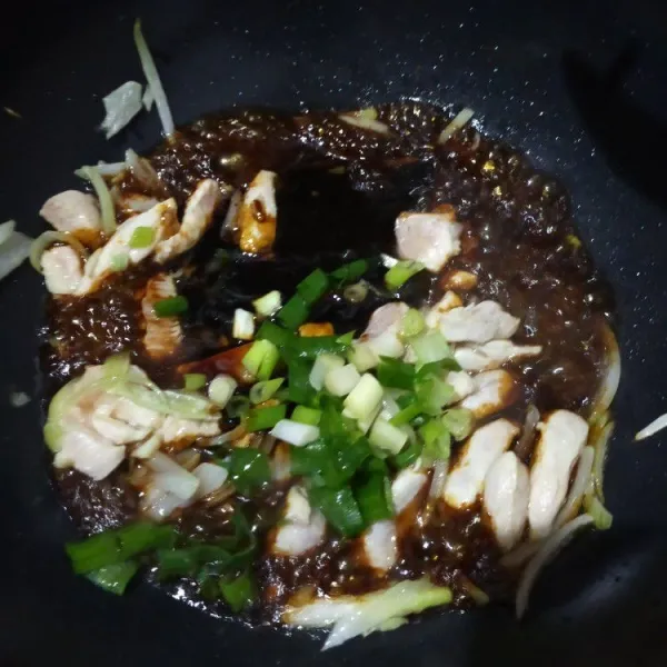 Masukan kecap manis, kecap asin, saus tiram dan daun bawang. Aduk rata.