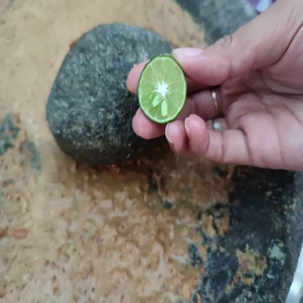 Beri perasan air jeruk limo, aduk rata.
