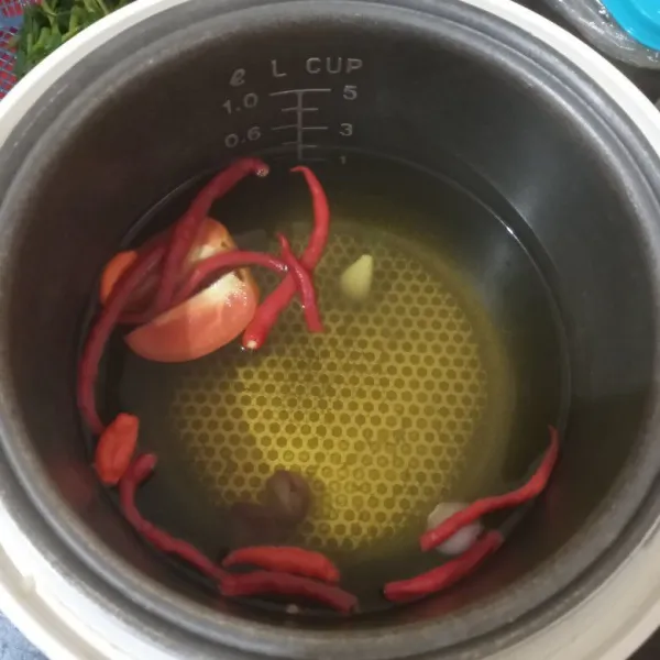 Rebus semua bahan sambal sampai lunak. Angkat dan tiriskan sebentar.