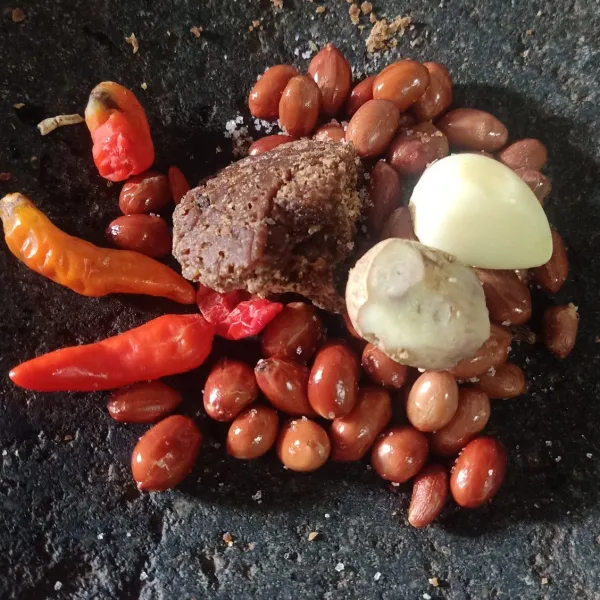 Siapkan bahan bumbu lalu uleg sampai halus.
