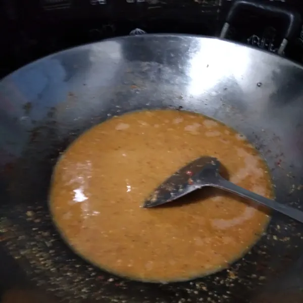 Tumis bumbu halus (cabe, cabe rawit dan bawang putih) sampai wangi lalu masukkan kacang tanah, beri air.