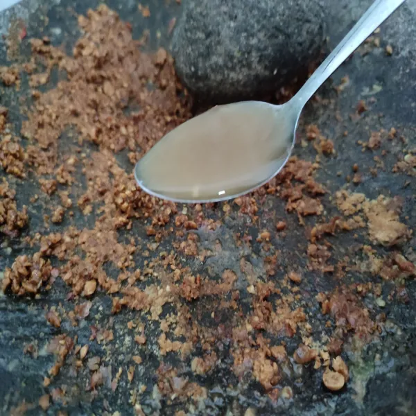 Tambahkan air asam jawa, aduk rata.
