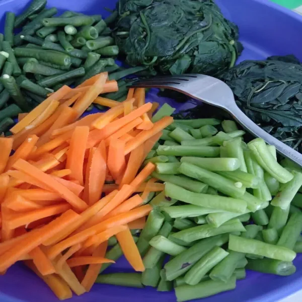 Siapkan sayuran yang direbus.