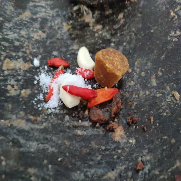 Ulek halus cabe rawit, garam, gula merah dan terasi.