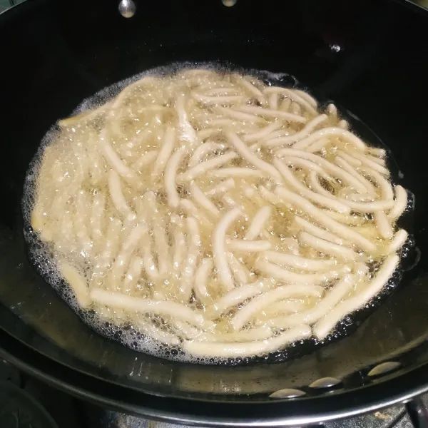 Nyalakan api kompor sedang cenderung kecil. Tunggu stik keju mengembang dan mengapung. Kemudian goreng hingga matang. Angkat, tiriskan dan sajikan di atas piring saji.