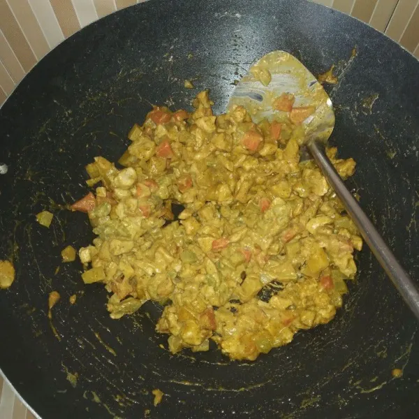 Aduk rata lalu masukkan air, garam, kaldu bubuk dan santan cair. Masak hingga meresap sempurna lalu sisihkan.