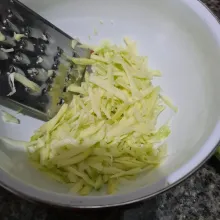 Kupas, cuci dan serut mangga muda.