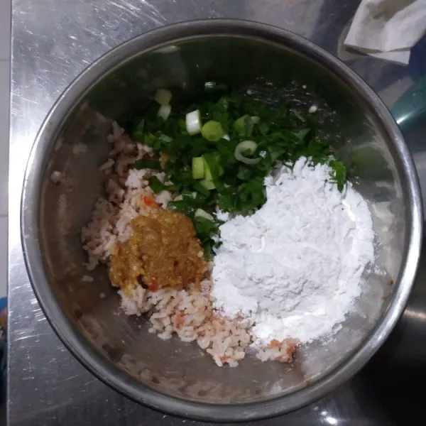 Campur nasi kornet dengan irisan daun bawang, bumbu halus, dan tepung tapioka hingga rata.