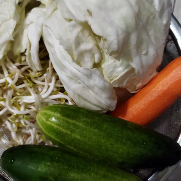 Siapkan bahan sayuran yang sudah dicuci bersih.