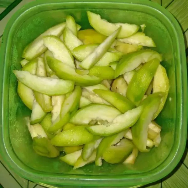 Campur kedondong dan nanas.