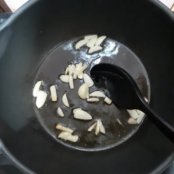 Goreng bawang putih hingga kekuningan, sisihkan.