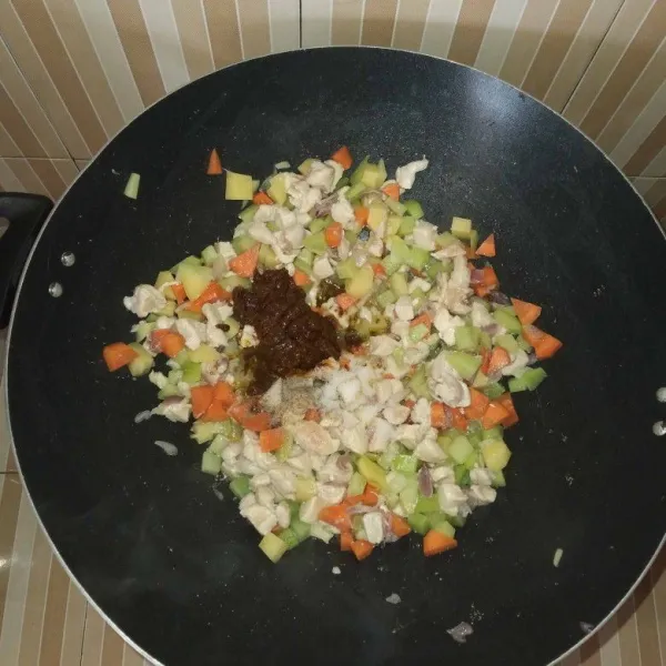 Untuk membuat bahan isian, bersihkan lalu potong dadu dada ayam fillet, wortel, kentang dan labu siam. Iris-iris bawang merah dan bawang putih. Panaskan minyak goreng, kemudian tumis bawang merah dan bawang putih hingga harum. Masukkan dada ayam fillet, lalu tumis hingga berubah warna. Tambahkan wortel, kentang dan labu siam. Masak hingga setengah layu, lalu tambahkan lada bubuk serta bumbu kare instannya.