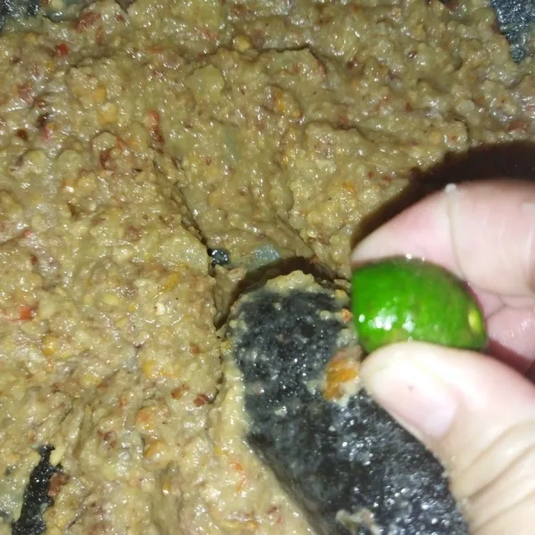Beri air matang secukupnya, kemudian cicipi. Beri air perasaan jeruk limo, aduk rata.