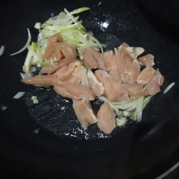 Masukan potongan ayam, masak hingga berubah warna.