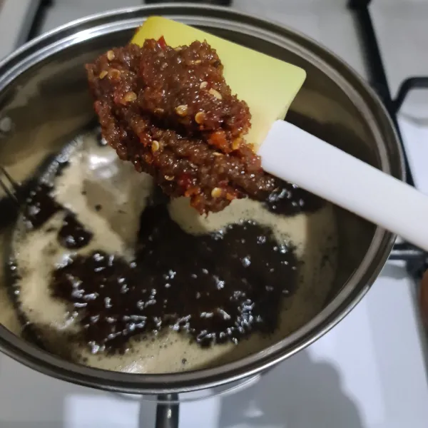 Uleg cabe, garam, gula pasir dan terasi. Masukkan gula merah dan air, masak hingga gula merah larut. Masukkan bumbu uleg.