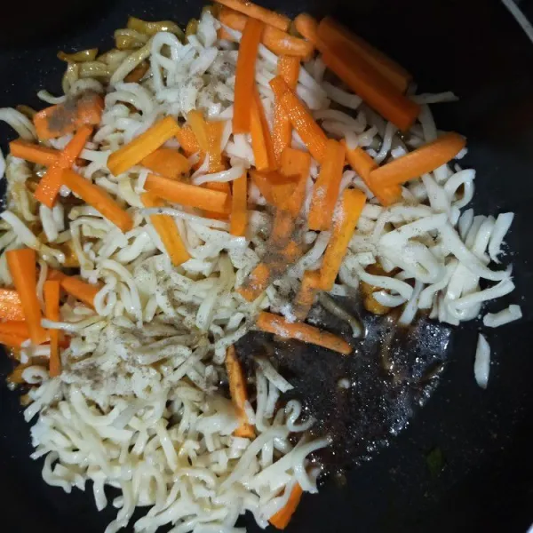 Masukan udon, wortel, air, garam, kaldu bubuk.