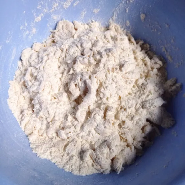 Campur tepung terigu dengan gula pasir dan susu bubuk, aduk rata. Lalu tambahkan tape, aduk kembali sampai berbutir.