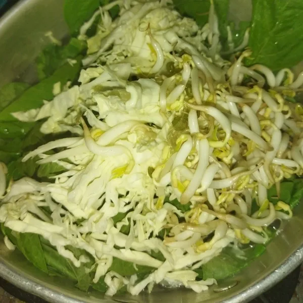 Masukkan bayam, kol dan tauge, aduk rata.
