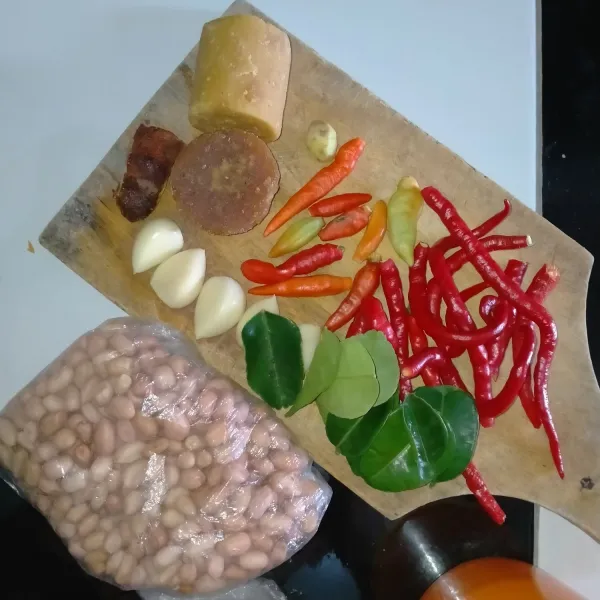 Siapkan semua bumbu dan bahan untuk membuat sambal kacang.
