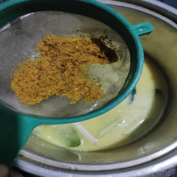 Saring bumbu halus lalu tambahkan air ke dalam wadah beras, air sesuai dengan takaran memasak nasi seperti biasanya.