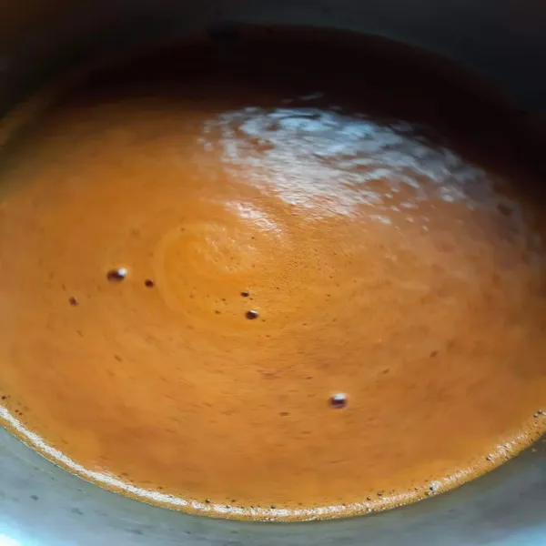 Masukkan bumbu uleg dan akan didapat hasil seperti ini, tunggu hingga mendidih dan matikan api.
