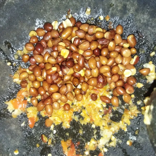 Masukkan kacang tanah goreng, lalu ulek kembali.