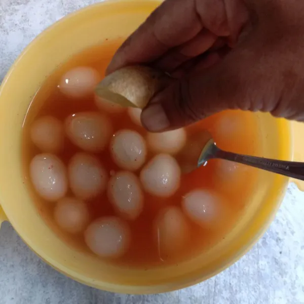 Beri air perasan jeruk nipis, lalu simpan dilemari es. Lebih nikmat jika dinikmati dingin-dingin.