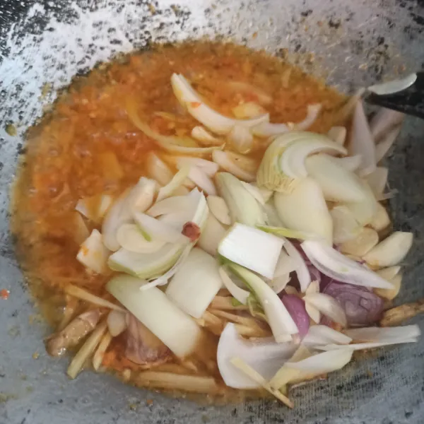 Panaskan minyak, tumis cabai yang sudah dihaluskan, kemudian masukkan bawang bombay, bawang putih, saos tiram, saos sambal, kecap asin dan juga jahe.