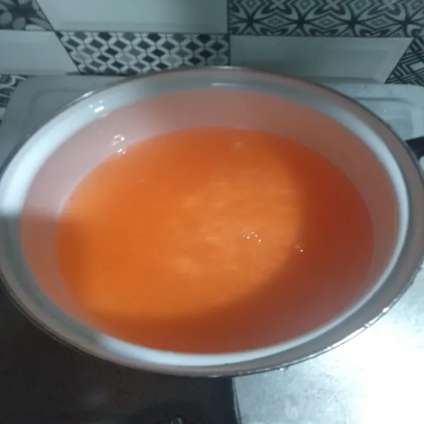 Campurkan jelly rasa mangga, 3 sdm gula pasir, dan 400 ml air, aduk rata. Lalu masak sampai mendidih.