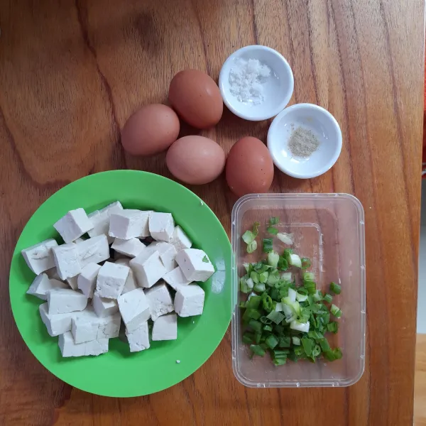 Siapkan bahan utama telur, tahu, daun bawang, merica, garam dan kentang.