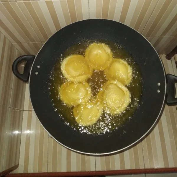 Panaskan minyak goreng, lalu goreng karipap bulatnya hingga matang. Lalu angkat, tiriskan dan sajikan.