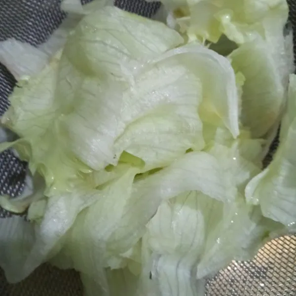 Potong sesuai selera lettuce, rendam air garam, tiriskan.