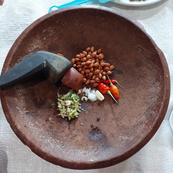 Siapkan 3 sdm kacang tanah, cabe, bawang putih garam dan ¼ pusang klutuk.