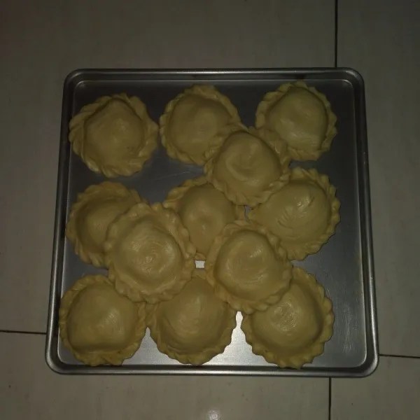 Padatkan pinggiran adonannya lalu pelintir pinggirannya hingga tertutup rapi. Lakukan hal yang sama hingga tuntas.
