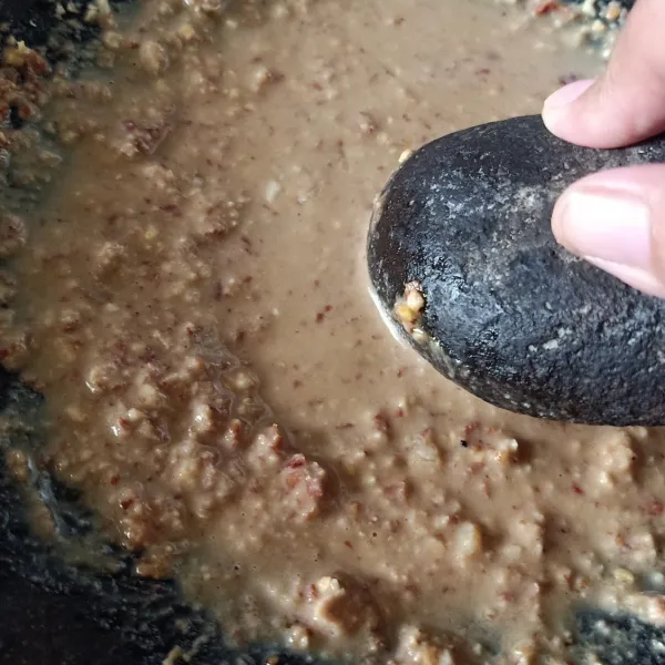 Masukkan air mineral dan air asam jawa, aduk rata.