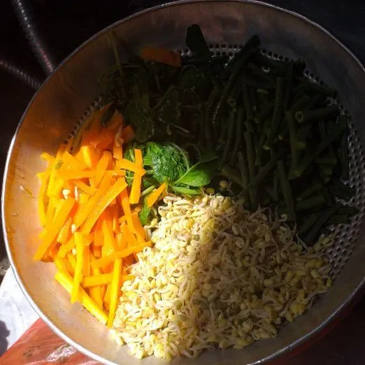 Rebus masing-masing sayuran, angkat kemudian tiriskan.