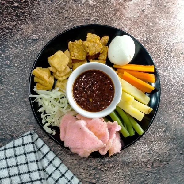 Tata dalam piring saji, sajikan.