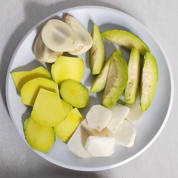 Kupas dan cuci bersih semua bahan buah, lalu potong-potong sesuai selera.