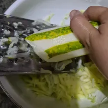 Cuci dan serut timun.