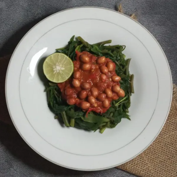 Penyelesaian: tata kangkung di atas piring. Siram dengan sambal. Beri taburan kacang tanah goreng.