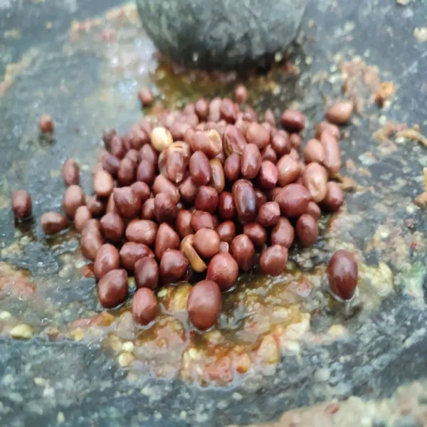 Masukkan kacang tanah, ulek halus.
