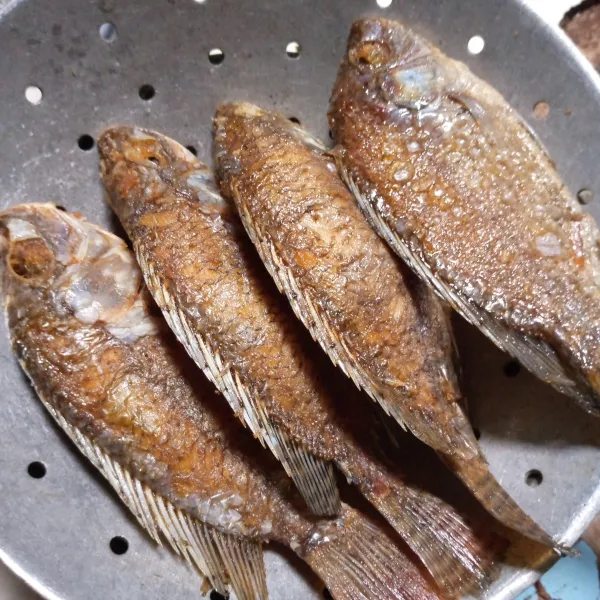 Bersihkan ikan,lalu goreng hingga matang,sisihkan.