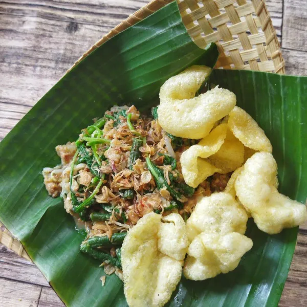 Sajikan dengan ditaburi bawang goreng dan kerupuk.