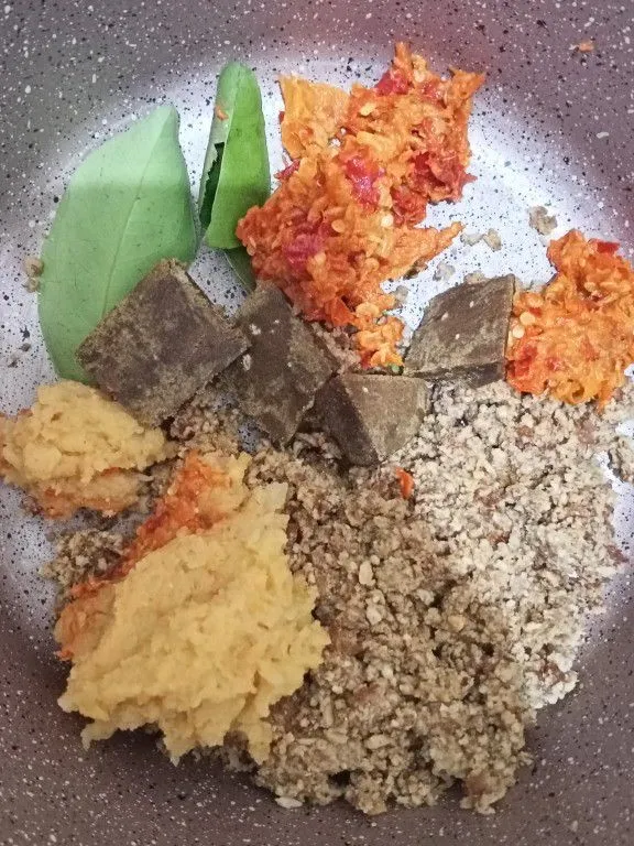 Masukkan semua bahan halus serta daun salam, daun jeruk dan gula merah.