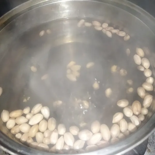 Lalu masak 1300 ml air hingga mendidih, lalu masak kacang tanah hingga empuk sekitar 15 menit.